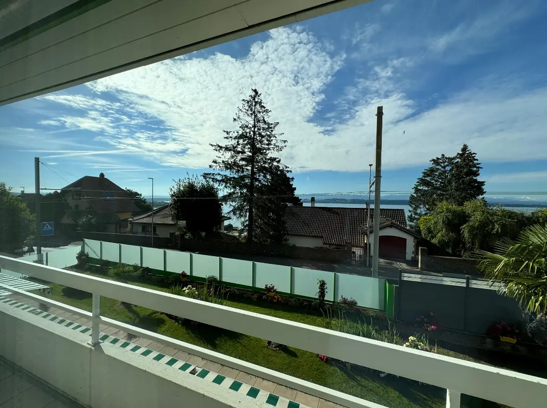 Foto: balcone di fronte al lago